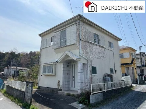 Corner lot on three sides♪ Good sunlight! The 6-tatami mat Japanese room is a calming space
