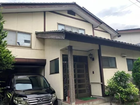 Close to the city center, this property is suitable for renovation in a quiet residential area!