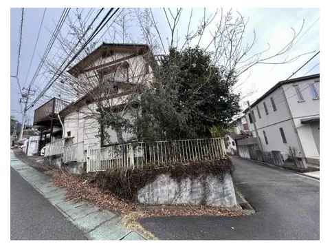 A 2-story 4DK house on a corner lot with good ventilation and sunlight facing northwest and southwest.