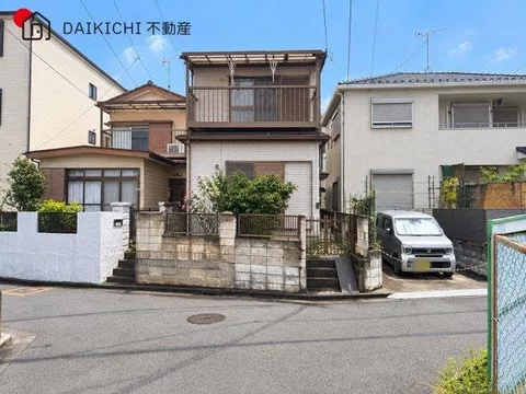Within a 10-minute walk to elementary and middle schools!! It's safe for small children to commute to school♪