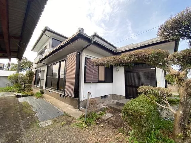 A two-family house in a quiet residential area! Parking for 3 cars is secured♪