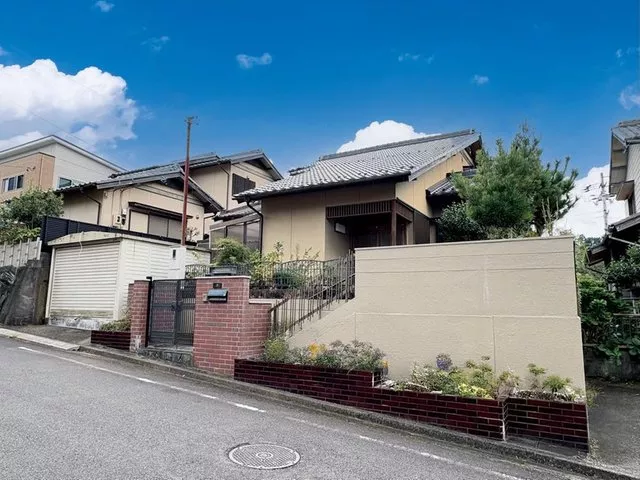 Located on a hill with good sunlight and ventilation.