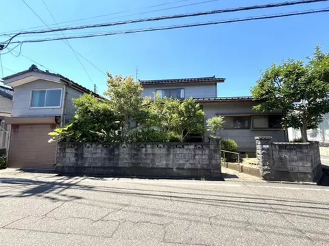 5DK house with garage and parking for 2 cars! Comes with 3 air conditioners!
