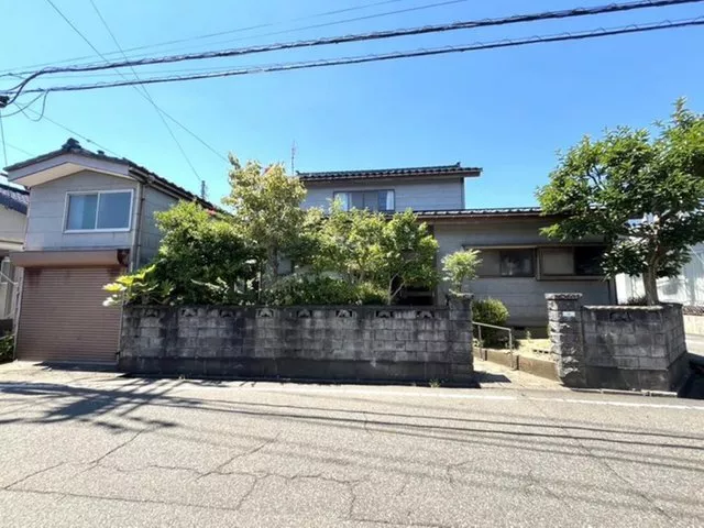 5DK house with garage and parking for 2 cars! Comes with 3 air conditioners!