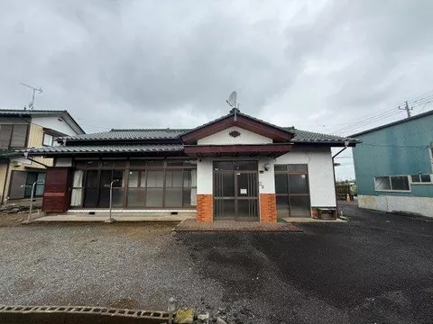 ◆ Land over 300 tsubo ◆ Partially floored ◆ Hot water supply ◆ Window in the kitchen ◆ Connected Japanese-style room