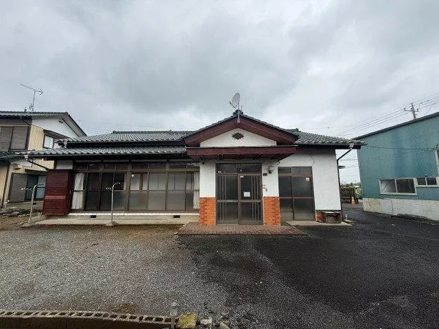 ◆ Land over 300 tsubo ◆ Partially floored ◆ Hot water supply ◆ Window in the kitchen ◆ Connected Japanese-style room