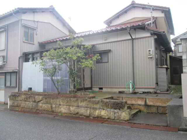Komatsu City, Nishikarumi-cho 3-chome (Komatsu Station) 2-story building 7DK