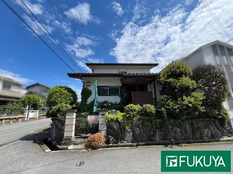 A 4DK house on a north-west corner lot, approximately 41.16 tsubo, can park 2 cars, available for immediate delivery