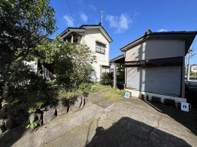 A used half-bungalow where you can live on the first floor only. Two toilets, with garage.
