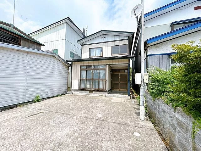 Used single-family home in Yokote City, Maegou 2-ban-cho, single-family house