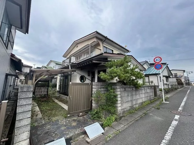 A two-story 5DK with all rooms over 6 tatami mats, allowing for a relaxed lifestyle while overlooking the garden from the veranda.