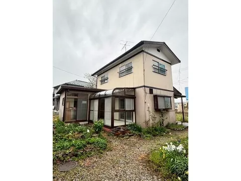 House with a sunroom, just a 3-minute walk to Tokuda Elementary School! Safe for daily commutes!