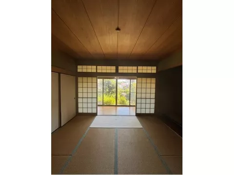5DK with a good view located on a hill, achieving a Japanese-style living in a quiet residential area