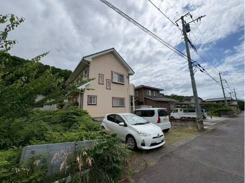 A 5LDK + S all-electric house with a focus on craftsmanship by a construction company.