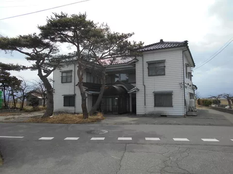 35 minutes on foot from JR Senzan Line "Takase" Station