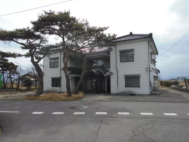35 minutes on foot from JR Senzan Line "Takase" Station
