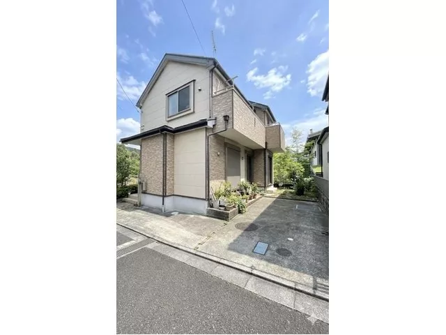 Newly built all-electric property with solar panels♪ Surrounded by greenery and U-shaped with parking for two cars!