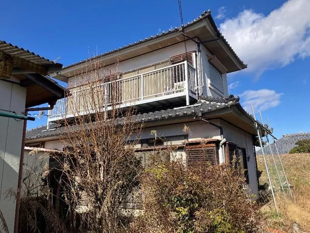 ■4DK wooden house. Parking for 2 cars is secured, providing peace of mind during visits.