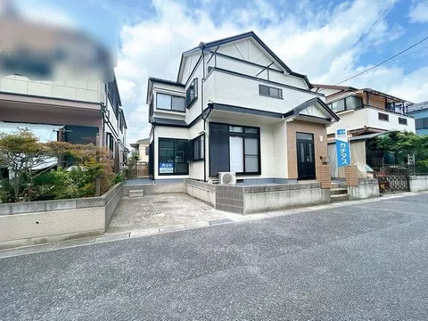 Open house held, renovation completed & immediate move-in available. 3 minutes on foot to Yax Drug. Full