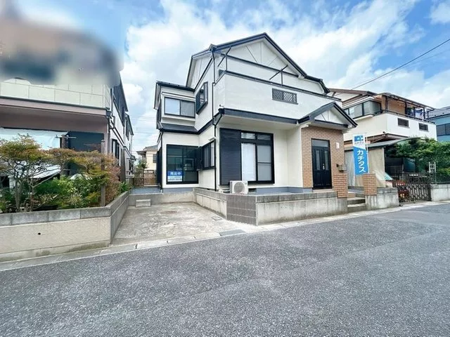 Open house held, renovation completed & immediate move-in available. 3 minutes on foot to Yax Drug. Full