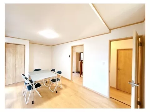 [Open House Held] [Move-in Ready, Newly Renovated Home with New Equipment] [Exterior Painting Completed]