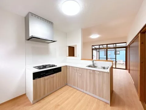 [Open house held] [Renovated] [Move-in available within the year] Living room expansion work and water facilities