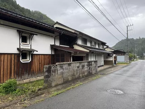 Hajiri, Hidaka-cho, Toyooka-shi, Hokkaido (Ehara station) 2F 8DK

2.5 million yen