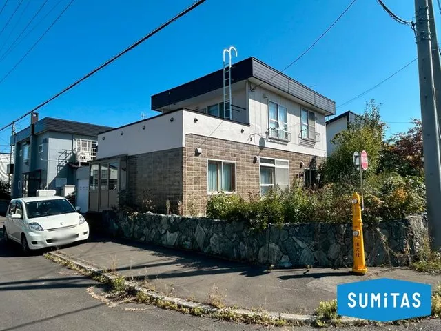 Comes with a shutter garage that protects your precious car from rain and snow♪