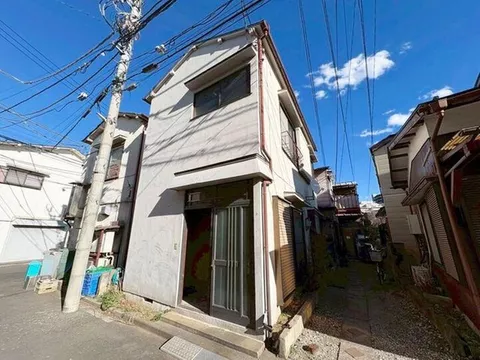 A 3K house located in a quiet residential area. Rebuildable and suitable for land use!