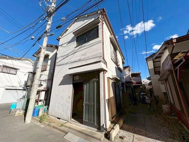 A 3K house located in a quiet residential area. Rebuildable and suitable for land use!