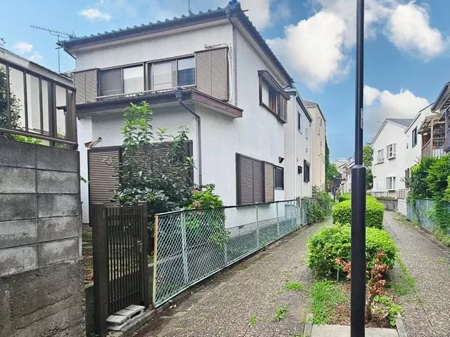 Peaceful living environment, enjoy greenery and history in Akatsuka 6-chome with good transportation convenience.