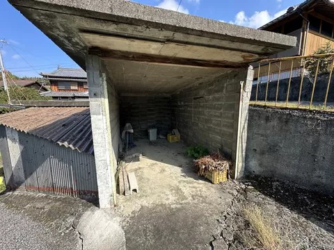 Yawatahama-shi, Go (Senjo Station) 3F 5LDK

2 million yen