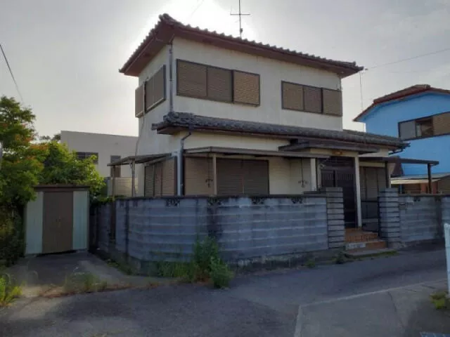 5 minutes on foot from JR Naruto Line "Kyōkaimae" Station