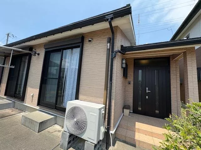 South-facing entrance and living room with good sunlight! Very clean and well-maintained with inner windows.