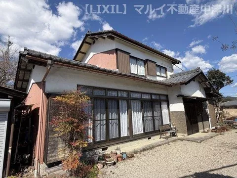 The garden has space for a home vegetable garden and fruit trees such as persimmon, yuzu, cherry, kiwi, and loquat.