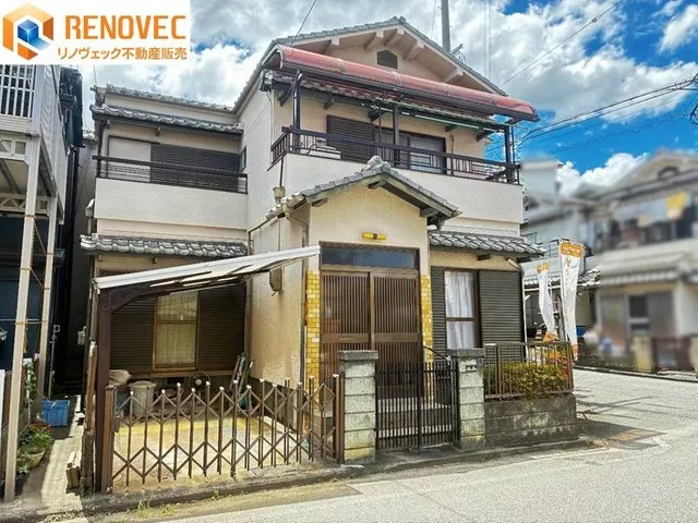 Corner lot! Parking space available, please consider as a new construction site in a quiet residential area!