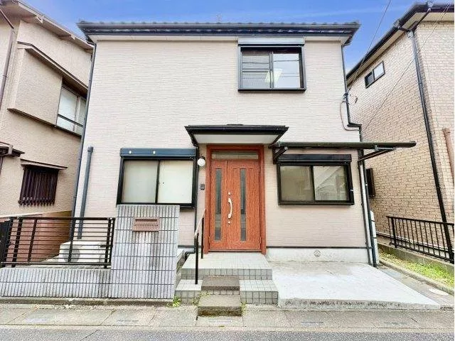 About a 4-minute walk to the elementary school! Surrounding living facilities are within walking distance and abundant!