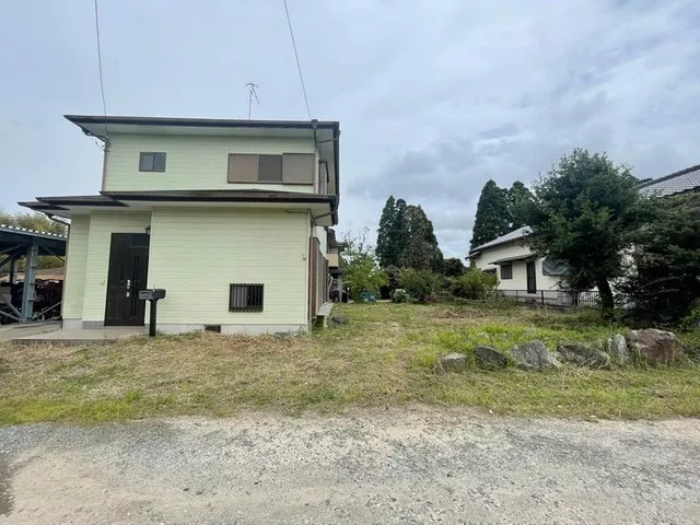 Built in 1995! Perfect for those who want to live quietly!