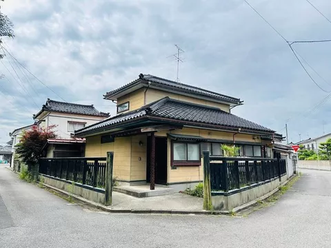 Near Sakata Station, over 40 tsubo, 5SK with ample storage! A spacious used house standing on a corner lot. - Image 1