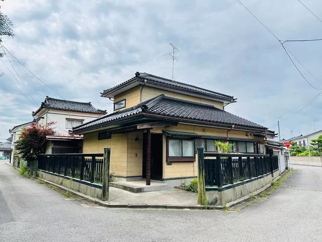 Near Sakata Station, over 40 tsubo, 5SK with ample storage! A spacious used house standing on a corner lot.