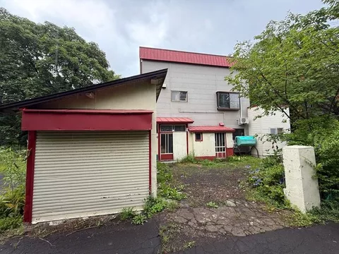 ■ Large-scale renovations to live in, or demolish for parking lot land, etc.