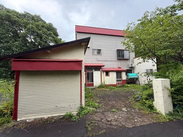 ■ Large-scale renovations to live in, or demolish for parking lot land, etc.