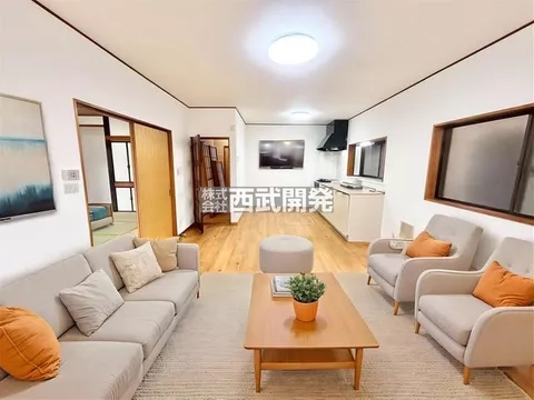 Available for immediate booking from 7/23 to 8/2! There is a sense of openness due to being on the corner lot facing west and north♪