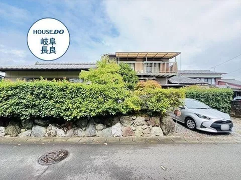 【About 7 minutes on foot to the nearest bus stop】 A relaxing 6DK with a Japanese-style room♪