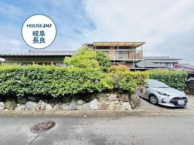 【About 7 minutes on foot to the nearest bus stop】 A relaxing 6DK with a Japanese-style room♪