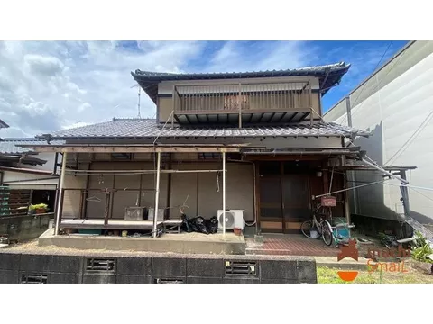 A solid house built by the seller (a carpenter)! It meets the new earthquake resistance standards!