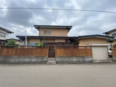 A detached house with a garage convenient for parking ♪ Within 10 minutes on foot to elementary school, post office, and Mukonoshita Station!