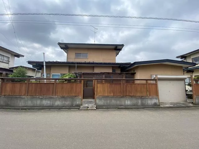 A detached house with a garage convenient for parking ♪ Within 10 minutes on foot to elementary school, post office, and Mukonoshita Station!