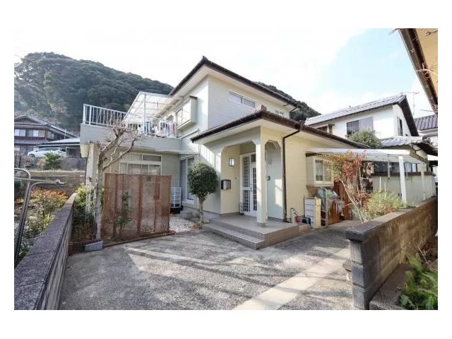 Parking for 3 cars, 4LDK layout, family-friendly property. Equipped with solar panels.