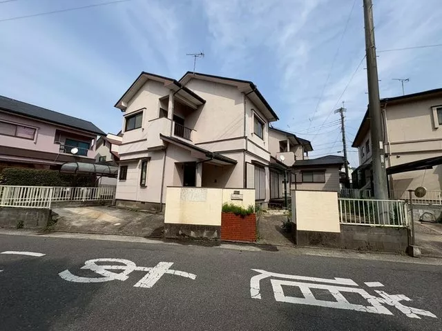 A house with a garden. You can enjoy a home garden or use it as a parking space.